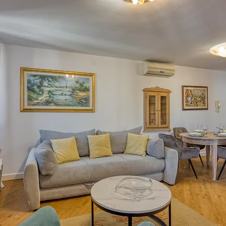 Stella Sea View Apartment *